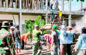 Babinsa Bubulan Bojonegoro bantu Pengecoran Atap Ponpes Ummi Kamilah Sunan Drajat