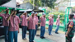 Babinsa Koramil 07/Kemayoran Latihkan PBB Kepada Siswa