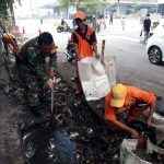 Babinsa Koramil 05/TA Melaksanakan Kegiatan Komsos Serta Kerja Bakti Bersama Tokoh Masyarakat dan anggota PPSU
