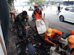 Babinsa Koramil 05/TA Melaksanakan Kegiatan Komsos Serta Kerja Bakti Bersama Tokoh Masyarakat dan anggota PPSU