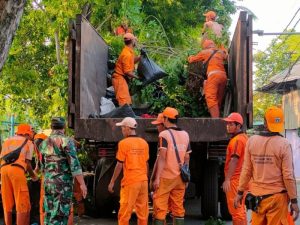Babinsa Koramil 02/Sawah Besar Bersama Anggota PPSU Melaksanakan Kerja Bakti Bersama