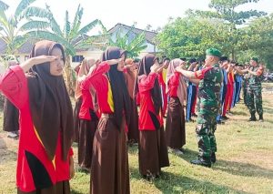 Bentuk Mental dan Karakter Tangguh, Babinsa Koramil Sumberrejo Bojonegoro Berikan Penguatan Bela Negara Puluhan Pelajar
