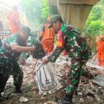 Babinsa Korami 01/Menteng Bersama Anggota PPSU Melaksanakan Kerja Bakti Bersama