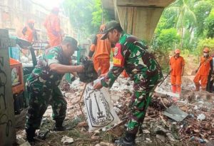 Babinsa Korami 01/Menteng Bersama Anggota PPSU Melaksanakan Kerja Bakti Bersama