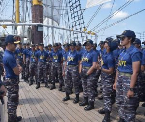 Sang Legendaris KRI Dewaruci Kembali Menggepakkan Sayap Layar-Layar Planjib Jib Dastur