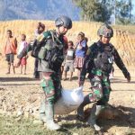 Bangun MCK dan Bersihkan Gereja, Wujud Kemanunggalan TNI dan Warga Intan Jaya