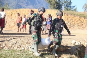 Bangun MCK dan Bersihkan Gereja, Wujud Kemanunggalan TNI dan Warga Intan Jaya