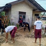 Negara Hadir, Brimob Polda Aceh Bantu Bersihkan Rumah Warga Pasca Banjir Di Aceh Tenggara