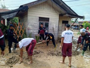 Negara Hadir, Brimob Polda Aceh Bantu Bersihkan Rumah Warga Pasca Banjir Di Aceh Tenggara