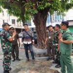 Tingkatkan Keamanan Wilayah Babinsa Koramil 02/Sawah Besar Komsos Bersama Anggota Security