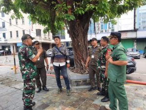 Tingkatkan Keamanan Wilayah Babinsa Koramil 02/Sawah Besar Komsos Bersama Anggota Security