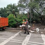 Babinsa Koramil 04/Gambir Dan Anggota Dinas Kebersihan Tata Air Melaksanakan Kerja Bakti Bersama