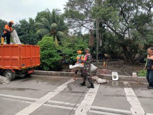 Babinsa Koramil 04/Gambir Dan Anggota Dinas Kebersihan Tata Air Melaksanakan Kerja Bakti Bersama