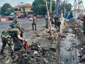 Koramil 02/Pondok Gede Bersama Stakeholders terkait, Laksanakan Karya Bakti Gabungan Upaya Pencegahan Banjir