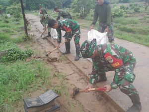 TPU Terkena Banjir, Personil Koramil 04/Jatiasih Bersama Tiga Pilar Dan Warga Giat Karya Bakti Lakukan Pembersihan
