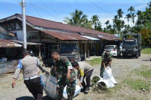 Bentuk Kepedulian Terhadap Lingkungan, Anggota Kodim 1710/Mimika Gelar Karya Bakti Di Pasar Jiliale