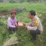Bhabinkamtibmas Peduli, Bagi Makanan Gratis Ke Warga Slum Area