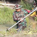 Cegah Terjadi Banjir, Aksi Koramil 01/Kranji Bersama Warga Laksanakan Karya Bakti Turun ke Sungai Bersihkan Sampah