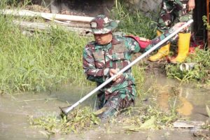 Cegah Terjadi Banjir, Aksi Koramil 01/Kranji Bersama Warga Laksanakan Karya Bakti Turun ke Sungai Bersihkan Sampah