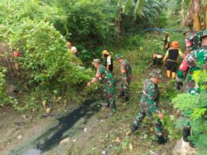 Menjaga Kebersihan Lingkungan, Koramil 08/Duren Sawit Giat Karya Bakti