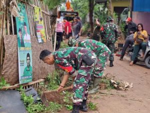 Antisipasi Penyebaran Penyakit, Koramil 02/Pondok Gede Bersama Warga Lakukan Karya Bakti Bersihkan Lingkungannya