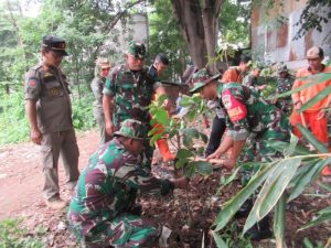 Lestarikan Lingkungan Hidup, Kodim 0505/JT Tanam Pohon Lindung Sepanjang Sungai Sunter