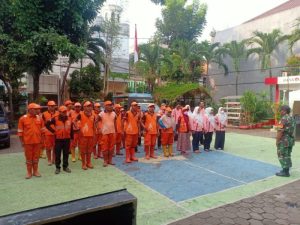 Tanamkan Kedisiplinan Babinsa 08/Johar Baru Latihan PBB Kepada Anggota PPSU