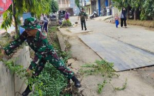 Antisipasi Terjadi Banjir Dan Wabah Penyakit, Koramil 04/Jatiasih Bersama Warga Giat Karya Bakti Pembersihan Saluran Air