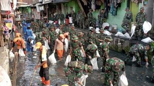 Antisipasi Banjir Kodim 0501/Jakarta Pusat Melaksanakan Karya Bakti Bersama Tiga Pilar Dan Stakeholder Lainnya