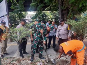 Bhabinkamtibmas Polsek Matraman Hadiri Karya Bakti Penanaman Pohon Peringatan Hari Juang TNI dan HUT Kodam Jaya