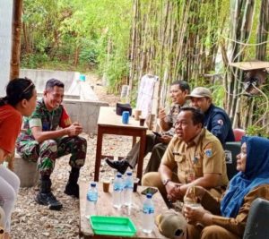 Babinsa Koramil 06/Cempaka Putih Melaksanakan Komunikasi Sosial Bersama Warga Binaan Dan Aparatur Wilayah