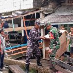 Lanal Dumai Bantu Evakuasi Rumah Warga Pasca Bencana Tanah Longsor di Kuala Enok Kabupaten Inhil Provinsi Riau