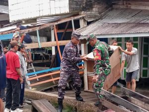 Lanal Dumai Bantu Evakuasi Rumah Warga Pasca Bencana Tanah Longsor di Kuala Enok Kabupaten Inhil Provinsi Riau
