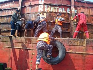 Tim SFQR Lanal Banjarmasin Evakuasi ABK Tug Boat Bintang Karisma 5
