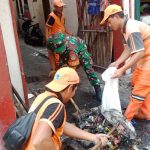 Wujud Kepedulian Lingkungan Babinsa Koramil 08/Johar Baru Dan Anggota PPSU Melaksanakan Kerja Bakti Bersama