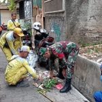 Babinsa Koramil 05/Tanah Abang Melaksanakan Kerja Bakti Bersama Sudin Tata Air