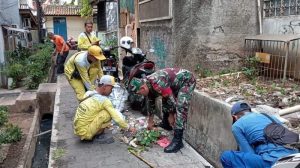 Babinsa Koramil 05/Tanah Abang Melaksanakan Kerja Bakti Bersama Sudin Tata Air