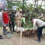 Hijau Ruang Terbuka, Koramil 07/Cipayung Tanam Pohon Produktif Di Taman Bambu