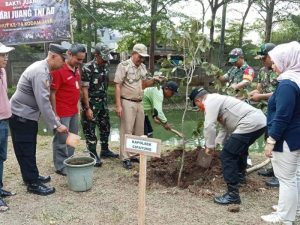 Hijau Ruang Terbuka, Koramil 07/Cipayung Tanam Pohon Produktif Di Taman Bambu