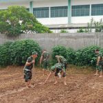 Bantu Program Ketahanan Pangan, Babinsa Koramil 03/Teluk Pucung Bantu Petani Siapkan Lahan Urban Farming