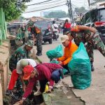 Cegah Wabah Penyakit Dan Banjir, Koramil 02/Pondok Gede Gelar Karya Bakti TNI Bersama Masyarakat Bersihkan Pasar