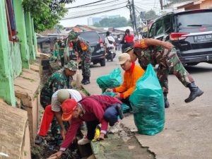 Cegah Wabah Penyakit Dan Banjir, Koramil 02/Pondok Gede Gelar Karya Bakti TNI Bersama Masyarakat Bersihkan Pasar