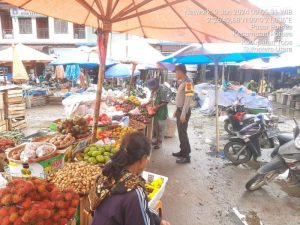 Bripka Derlan Sianturi dan Briptu Hermanto Siagian ” Turun Langsung Ke Pasar Tradisional Porsea”