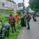 Cegah Banjir Dan Wabah Penyakit, Koramil 02/Pondok Gede Bersihkan Saluran Air Di Sepanjang Jalan Arteri JORR Jatiwarna