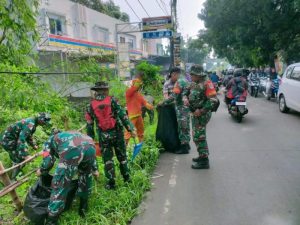 Cegah Banjir Dan Wabah Penyakit, Koramil 02/Pondok Gede Bersihkan Saluran Air Di Sepanjang Jalan Arteri JORR Jatiwarna