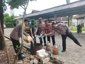 Polsek Sukodadi Lamongan Musnahkan Puluhan Liter Miras Hasil Operasi Cipkon KRYD