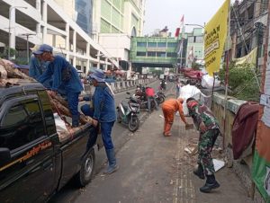 Babinsa Koramil 05/Tanah Abang Dan Anggota PPSU Melaksanakan Kerja Bakti Bersama