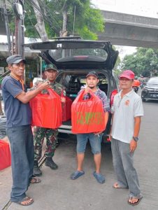 Babinsa Koramil 04/Gambir Berbagai Bersama Warga Masyarakat
