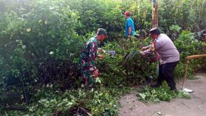 Minggu Ceria, Bhabinkamtibmas Bersama Tiga Pilar Laksanakan Aksi Kebersihan Gotong Royong