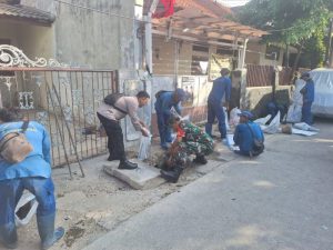 Babinsa Koramil 02/Sawah Besar Dan Anggota PPSU Melaksanakan Kerja Bakti Bersama